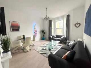 The City Surfer Apartment - By Coastline Retreats - Parking included - Sleeps 5 - City Centre - 0