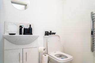 Luxury Studio Apartment in Sutton, London - 8