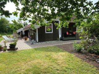 At Lovely Lyngsbæk Strand Near Ebeltoft, This Lovely Holiday Home Is At The End Of A Blind Path On A Beautiful, Large, Enclosed Plot, It Only Takes Approx, 5-6 Min, To Walk From The House Down To The Beach - Ebeltoft - 0