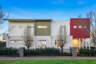 StayAU Pakenham Townhouse with Lakeview - Pakenham - 4