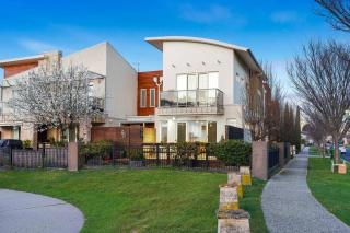 StayAU Pakenham Townhouse with Lakeview - Pakenham - 2