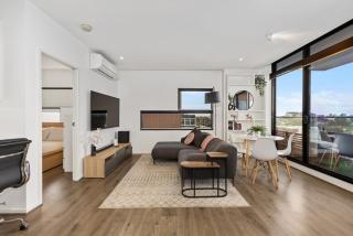 Stunning City Views Apt w Balcony & Study Desk! - 0