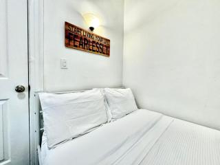 Seattle Home with 2 bedrooms a King bed Queen bed and an Extra Sofa Bed Located 10 minutes from SeaTac Airport and 20 minutes from Downtown - 8