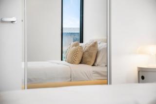 Stylish and Modern 2BR w King Bed, Study and Car Park - Carnegie - 4