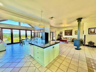 Condor Estate Spacious with Vineyard & Fireplace - 0