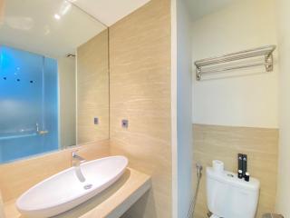 Modern Studio Room with Jacuzzi at Art Deco Apartment By Travelio - Bandung - 6