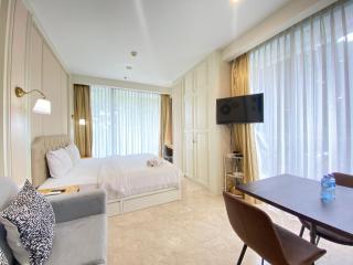 Modern Studio Room with Jacuzzi at Art Deco Apartment By Travelio - Bandung - 2