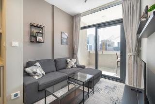 Stylish 1-Bedroom Apartment with Stunning Canal Views at Business Bay - Dubai - 3