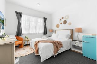9-Bedroom Christchurch City Villa - Sleeps 19 - Christchurch - 1