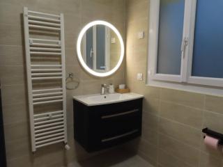 Chambre avec grand lit et salle de bain privative pour 2 personnes - Bondy - 2