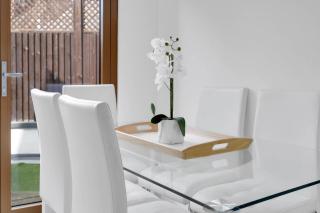 Aldenham Road 3 Bedroom Apartment Next to Bushey Station - Watford - 1