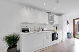 Aldenham Road 3 Bedroom Apartment Next to Bushey Station - Watford - 4