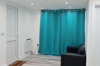 Luxury studio with parking whole unit to yourself - Pinner - 9