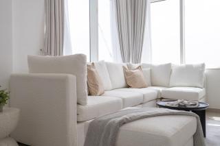 Free housekeeping visits during your stay - StayShort - Sophisticated 1-Bedroom With Skyscrapers View at Botanica Tower - 1