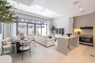 A FREE HOUSEKEEPING VISIT FOR EVERY STAY BETWEEN THE 16TH FEB AND THE 16TH MAR - StayShort - Classy 4-Bedroom Villa With Spacious Balcony in Nad Al Sheba - 4