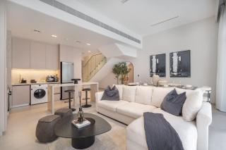 Classy 4-Bedroom Villa With Spacious Balcony in Nad Al Sheba - Dubai - 2
