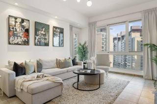 Luxury 2BR and Maid Room with Stunning Marina View - Dubai - 0