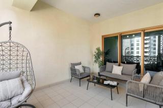 Luxury 2BR and Maid Room with Stunning Marina View - Dubai - 5