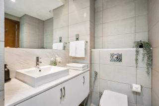 Luxury 2BR and Maid Room with Stunning Marina View - Dubai - 1