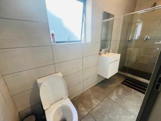 10 Elizabeth Place - Beautiful self catering 2 bedroom unit next to Kyalami Racetrack with free WiFi swimming pool gym and restaurant - Perfect for a small family in Midrand Waterfall - Midrand - 5
