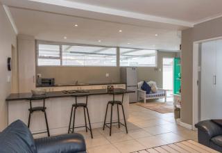 Spacious Suburban Apartment - Gqeberha - 8