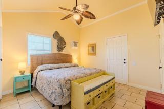 Shark Reef Resort Motel & Cottages - Port Aransas - 1