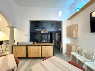 Dragon's Den Hostel - 8
