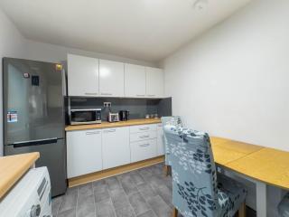 3 Bed House Sleeps 6 - Free Parking -Tv & Wi-Fi - 5