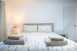 3 Bed House Sleeps 6 - Free Parking -Tv & Wi-Fi - 4