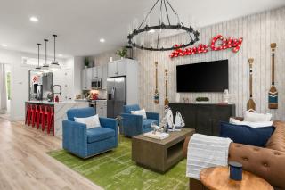 The Americana Abode Rooftop Hot Tub Game Room - 4