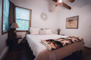 Awe-Inspiring Views - Fireplace - Patio and King Bed - 1