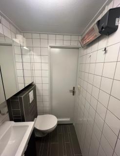 Dennenrust A-frame huisje middenin het bos. - 1