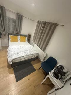 1st Studio Flat With full Private Toilet And Shower With its Own Kitchenette in Keedonwood Road Bromley A Fully Equipped Independent Studio Flat - Bromley - 1