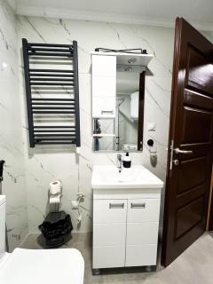 2-Bedroom Luxe with FREE parking by He-Ra Apartments Skopje - 2