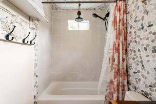 Cozy Coop Casita - Lake Travis-Hot Tub-Tiny House - Austin - 6