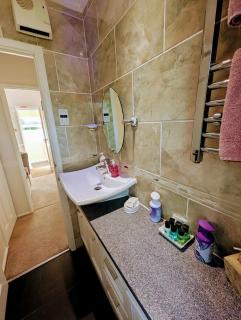 2-Bed Bungalow Retreat, Welcombe - 1