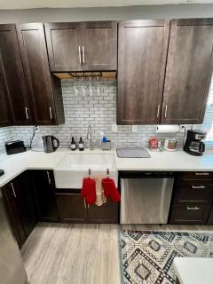 Calm 4BR-3BA 10 min DT Airport by LSP Homes - 6