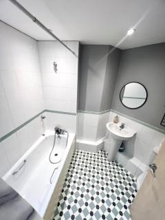 Modern two bedroom two bath opp tube station (central line) - London - 2