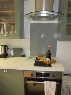 Modern Retreat - 5 minute walk to retail park! - - 6
