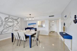 Breathtaking 2 Bedroom Condo w Beach Service 919 - Miami Beach - 0