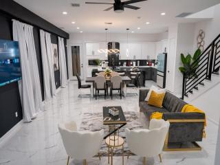 Houston Up Scale Abode - 5