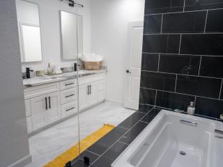 Houston Up Scale Abode - 6
