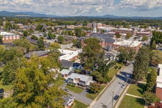 Walk to Main St Hendersonville Chic Home with Yard - Hendersonville - 8