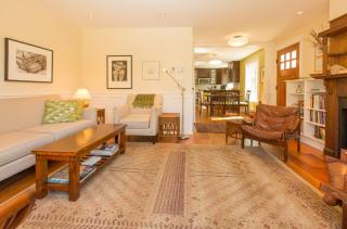 Fabulous Fairfield - 90-Day Stay, Charming 2BR 2BA House in Fairfield, 3 Blocks from Beach by Victoria Prime! - Victoria - 7