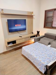 Apto 950mts apenas da Praia da Enseada e da Balsa com acesso à Prainha Branca, Excelente localização no Centro de Bertioga, vaga de garagem, área de churrasqueira, ar condicionado, secador de cabelo, wifi e Netflix, também ao lado do Rio para pescar - Bertioga - 9
