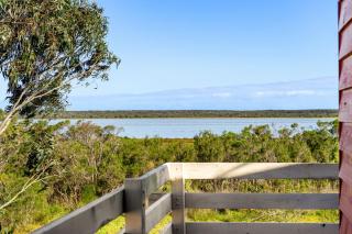 3BR Modern Lakeside Escape, Beach & Park Views - 3