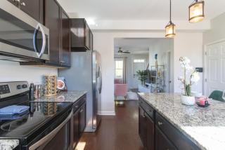 Fam-Biz Friendly 3BD with Fire pit & BBQ - Downtown - Raleigh - 6