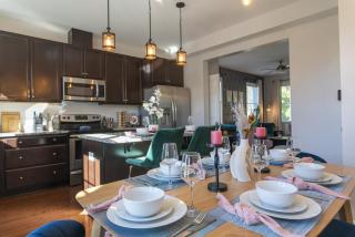 Fam-Biz Friendly 3BD with Fire pit & BBQ - Downtown - Raleigh - 2