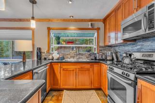 Modern Tahoe Retreat with Grill Walk to Beach - 0