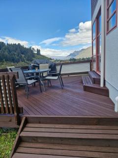 Hot Tub and Views over Central Queenstown - Entire Holiday House - Queenstown - 6